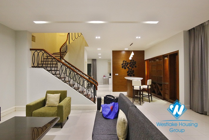  Beautiful corner villa with Garden for rent in Vinhomer Riverside - Long Bien